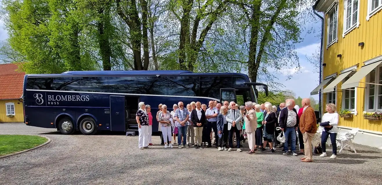 bussbolag i lidköping med blombergs buss